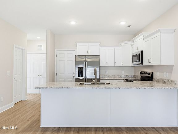 5th image of 210 Sandpiper Place