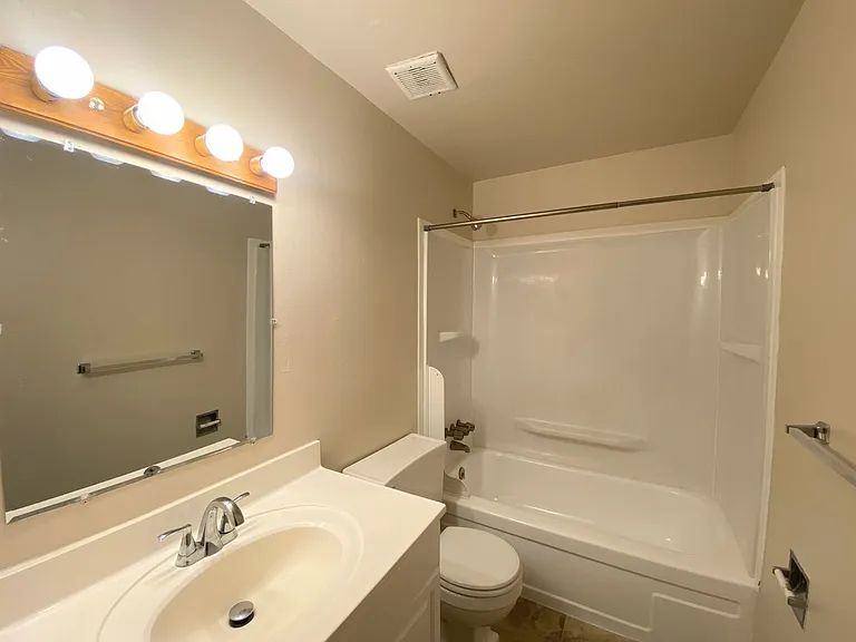 Clover Creek Apartments — Photo 8