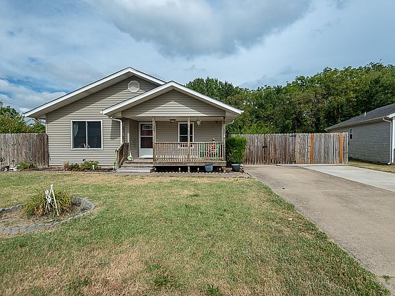2nd image of 1202 N Oak Park Drive