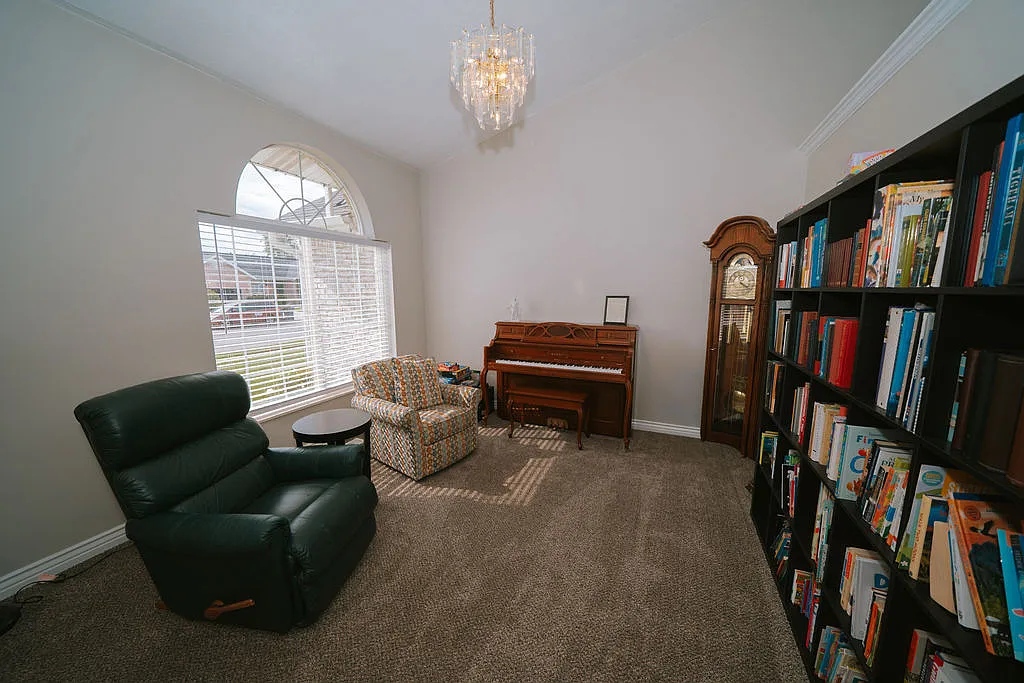 5 bed, 3.5 bath, 3940 sqft, $3,200 — Photo 2