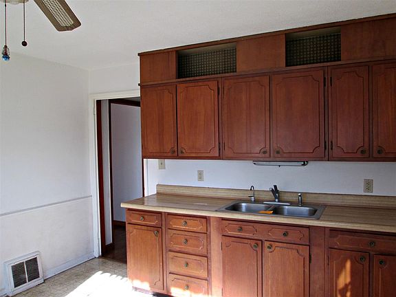 3rd image of 850 Parkway