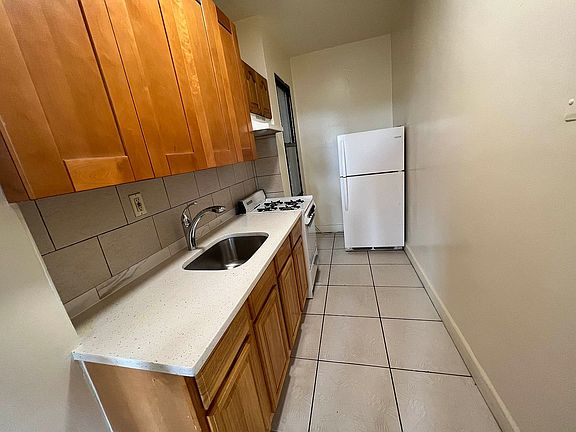 4th image of 218-73 Hempstead Ave #3F