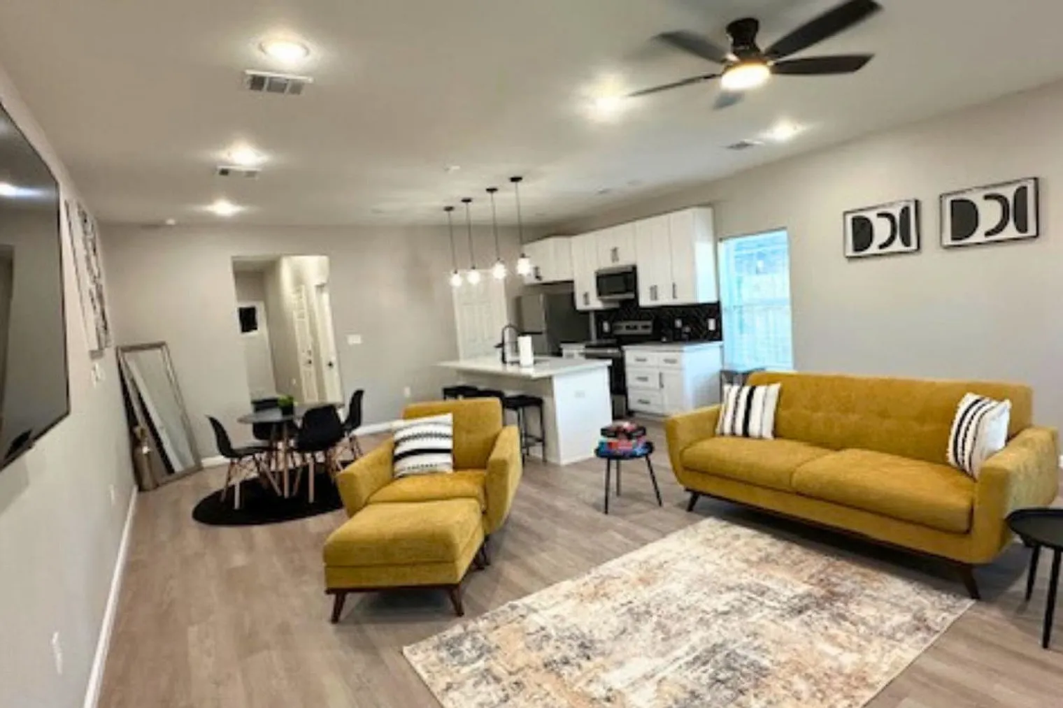 3 bed, 2.0 bath, 36597 sqft, $3,747 — Photo 2