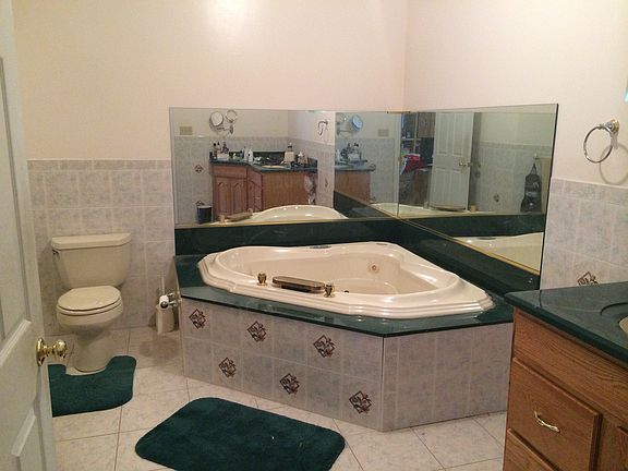 Master Bath w/jacuzzi