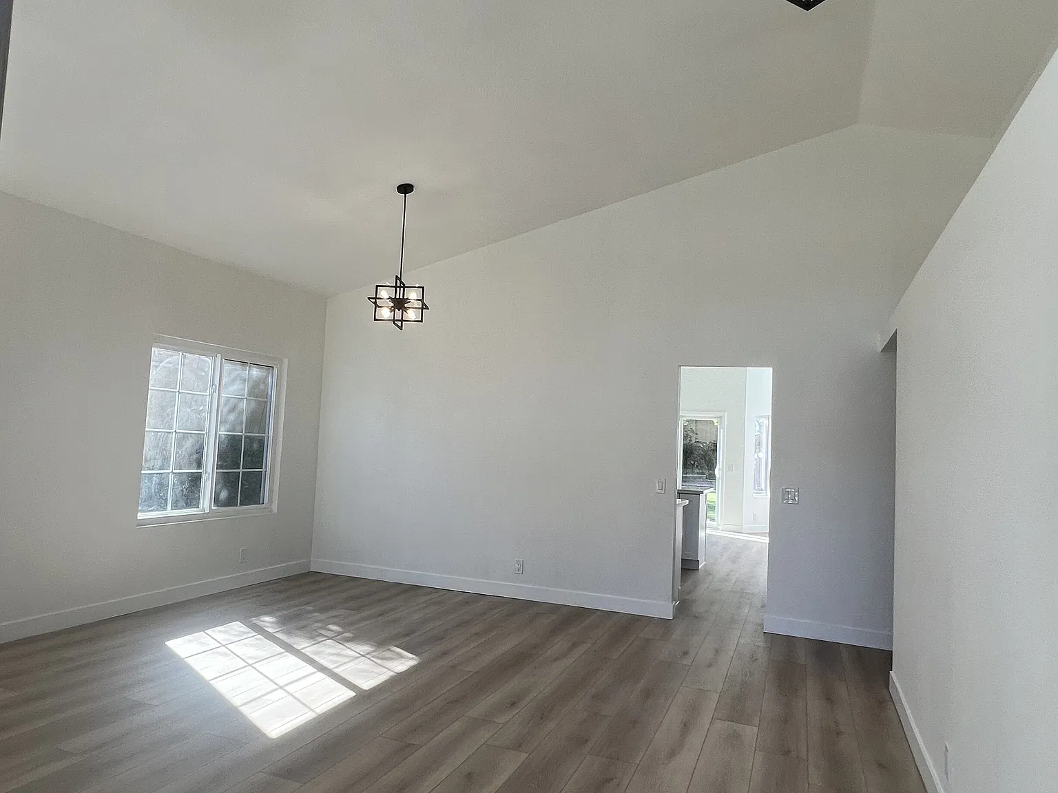 3 bed, 1750 sqft, $4,105 — Photo 2