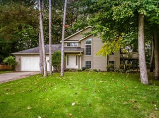 14087 Deer Cove Dr, Holland, MI 49424