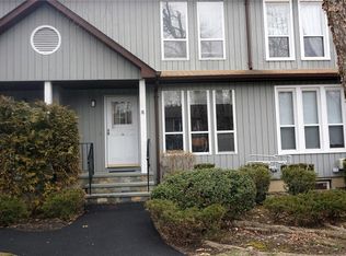 10 Hemlock Cir, Peekskill, NY 10566