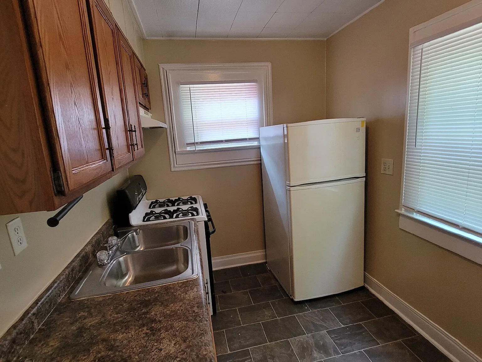 2 bed, 1.0 bath, $975 — Photo 3