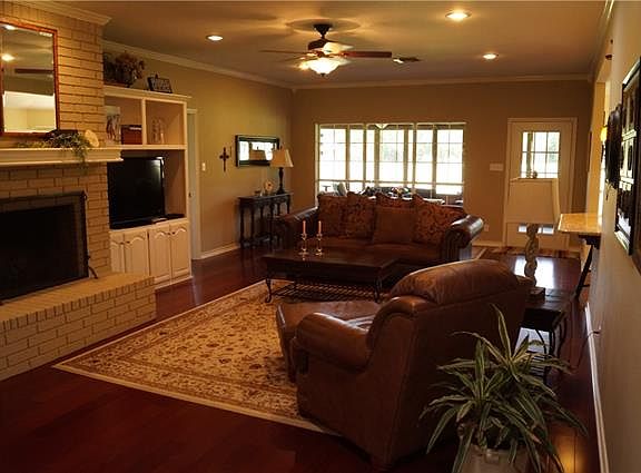 3rd image of 728 Kiowa Dr W
