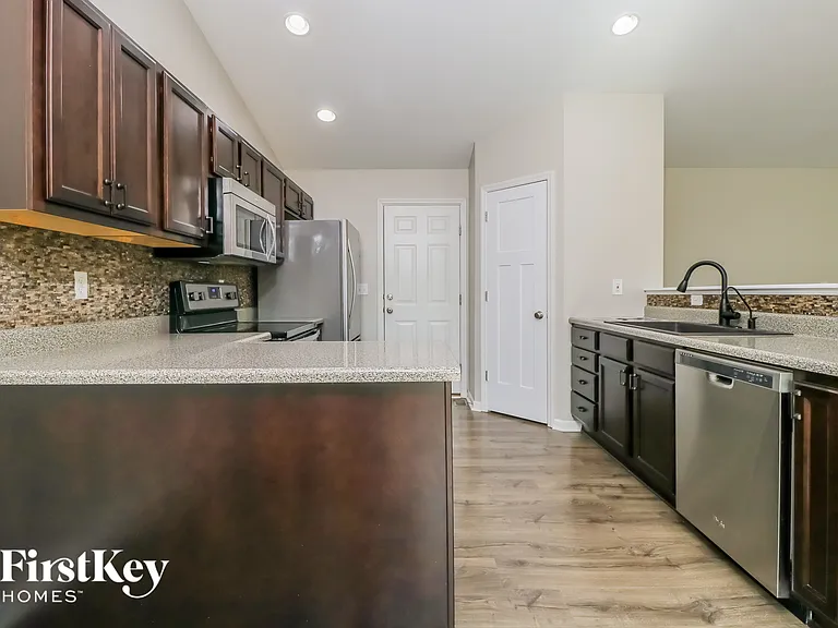 163 Briarwood Dr — Photo 5