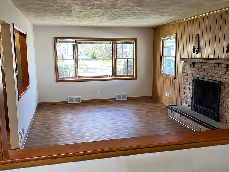 724 Pleasant St — Photo 16