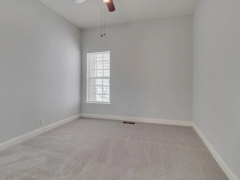 419 E 31st St — Photo 17