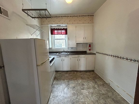 4th image of 223 S Broad St