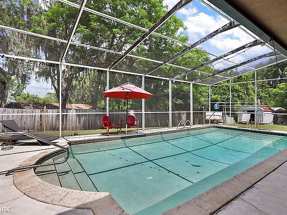 3rd image of 1147 N Magnolia Cir