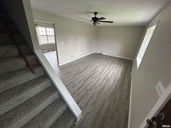 4th image of 9 Jamestown Cir