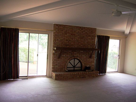 Great Room w/Vaulted Ceiling and Fireplace