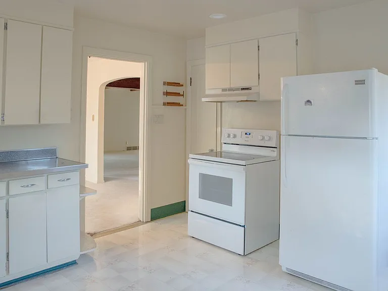 1312 N Woodridge Ave — Photo 3