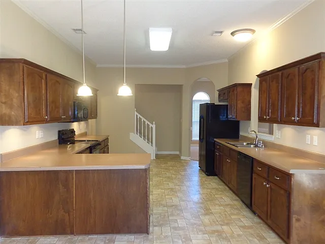 5 bed, 3.5 bath, 2480 sqft, $2,620 — Photo 2