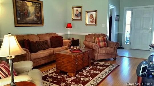 5th image of 523 Cameron Pointe Ln