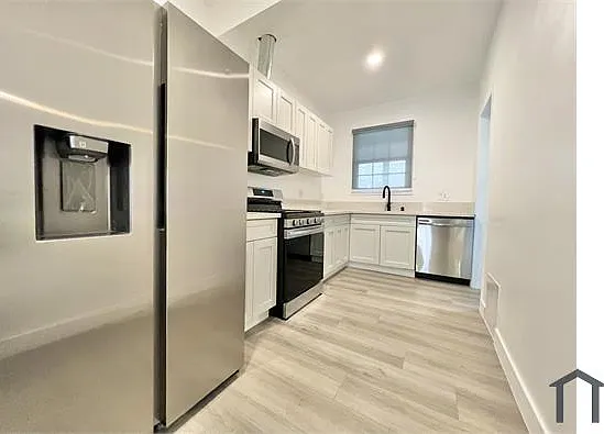 1524 N Sycamore St — Photo 2