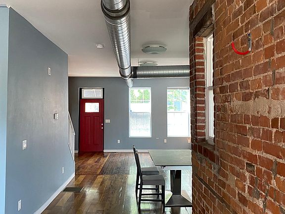 2nd image of 884 Oak St