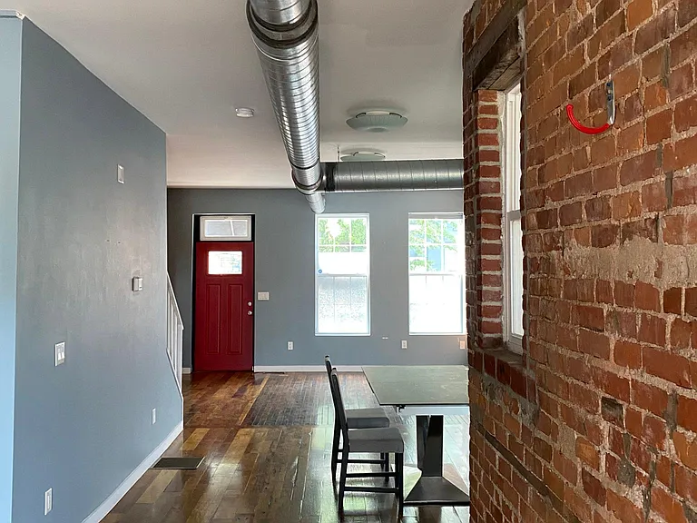 884 Oak St — Photo 2