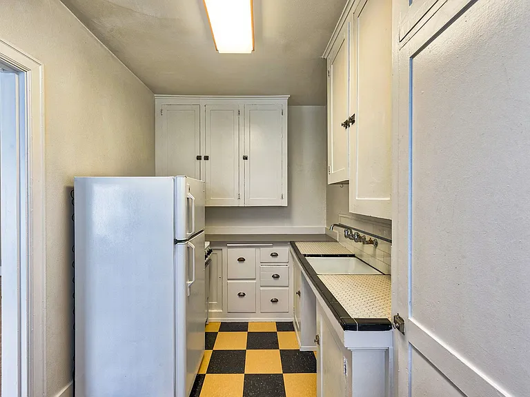 Chapman Court Aparments — Photo 7