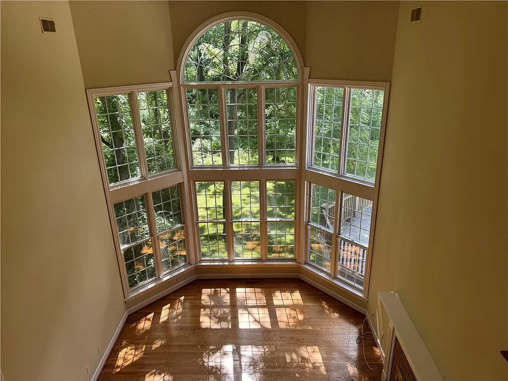 5 bed, 5.5 bath, 5746 sqft, $6,000 — Photo 4