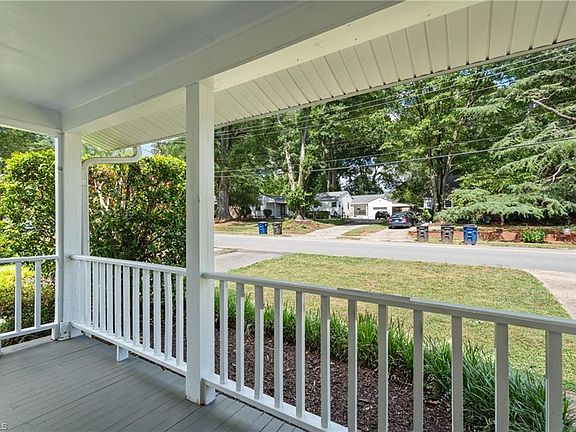 4th image of 832 Knollwood St