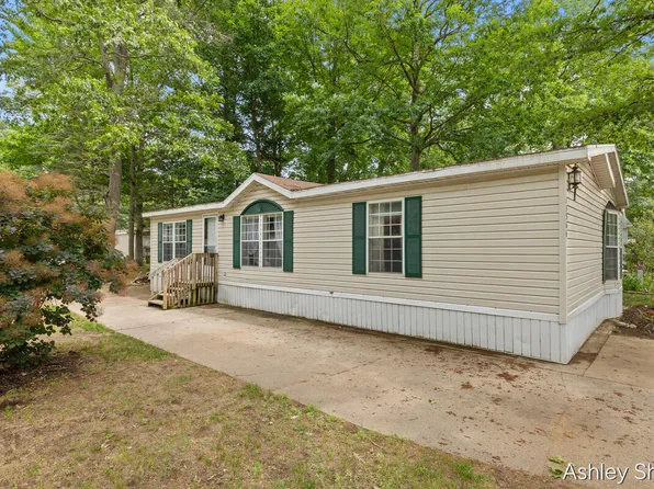 13566 Pinewood Dr, Grand Haven, MI 49417