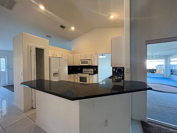3rd image of 106 Point Of Woods Dr