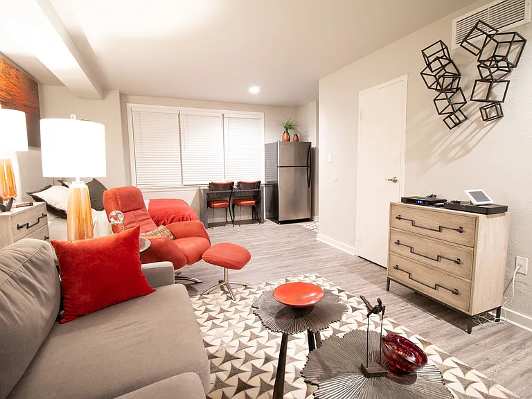 Mayflower Apartments — Photo 31