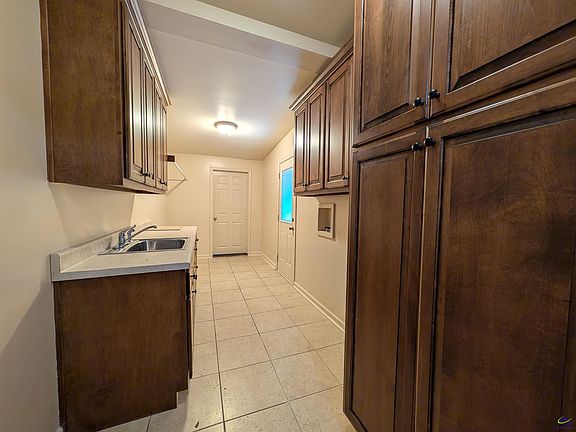 4th image of 404 Oakview Sq