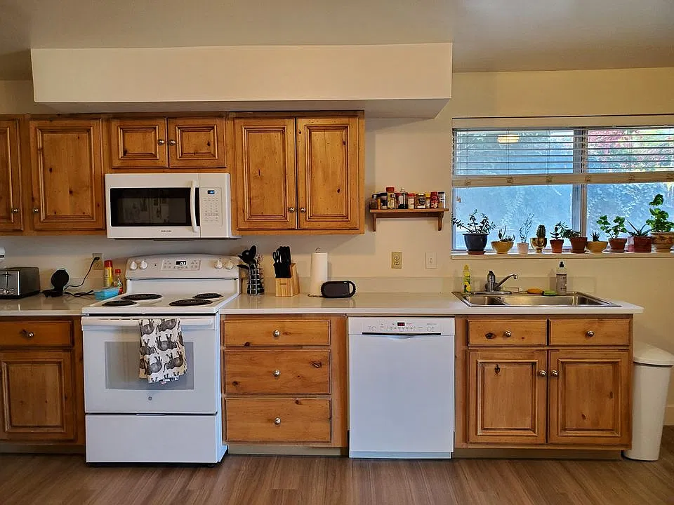 3 bed, 2200 sqft, $1,900 — Photo 2