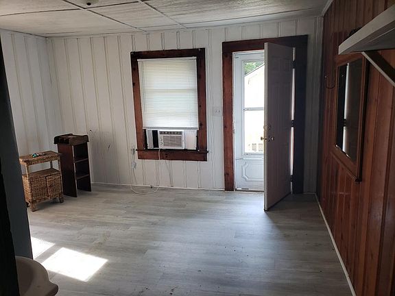 4th image of 1044 Wellman St