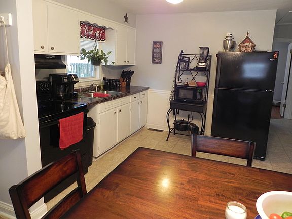 3rd image of 9006 Thompson Ln