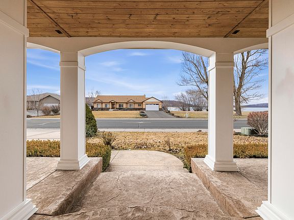 2nd image of 2835 Front St