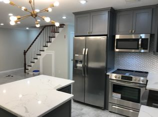 7 Sparrow Ln, Levittown, NY 11756