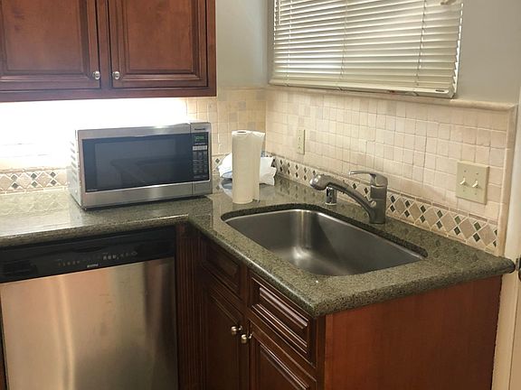 4th image of 410 Waverley St
