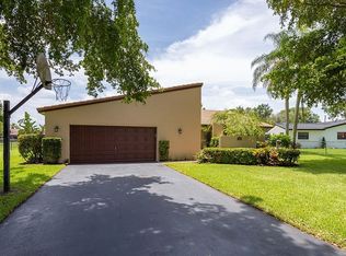 898 NW 82nd Ave, Coral Springs, FL 33071