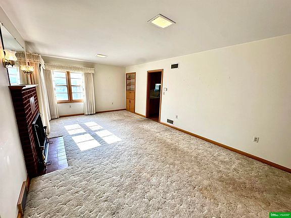 4th image of 409 Ivan St