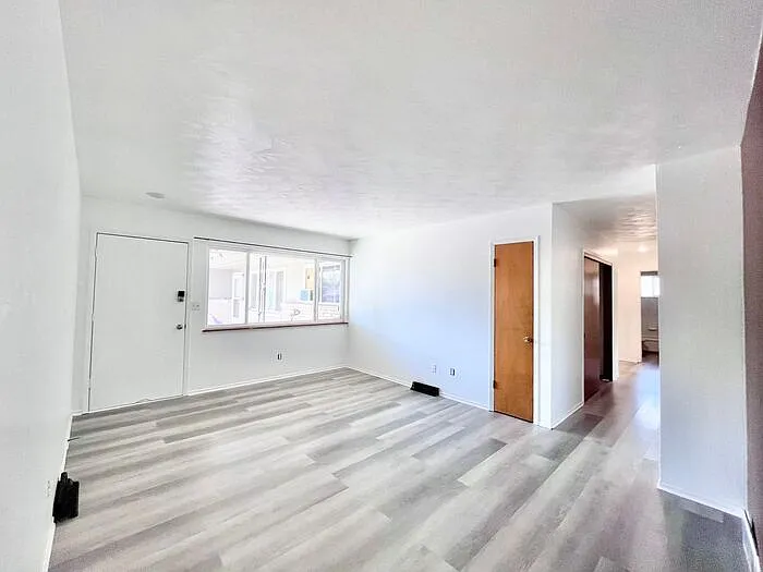 2428 Clearview Ave — Photo 5