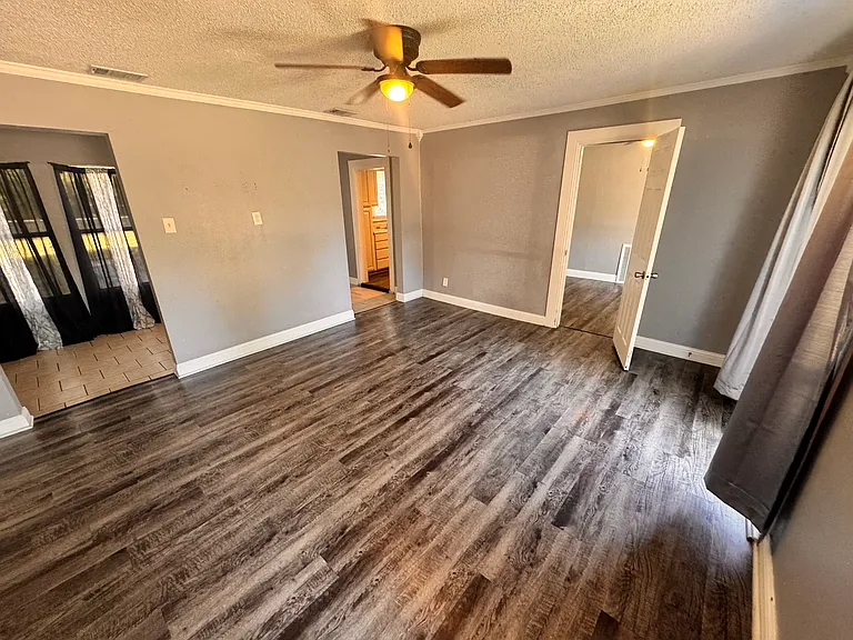 130 W Avenue D — Photo 3