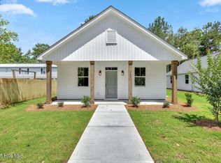 204 S Johnson St, Burgaw, NC 28425