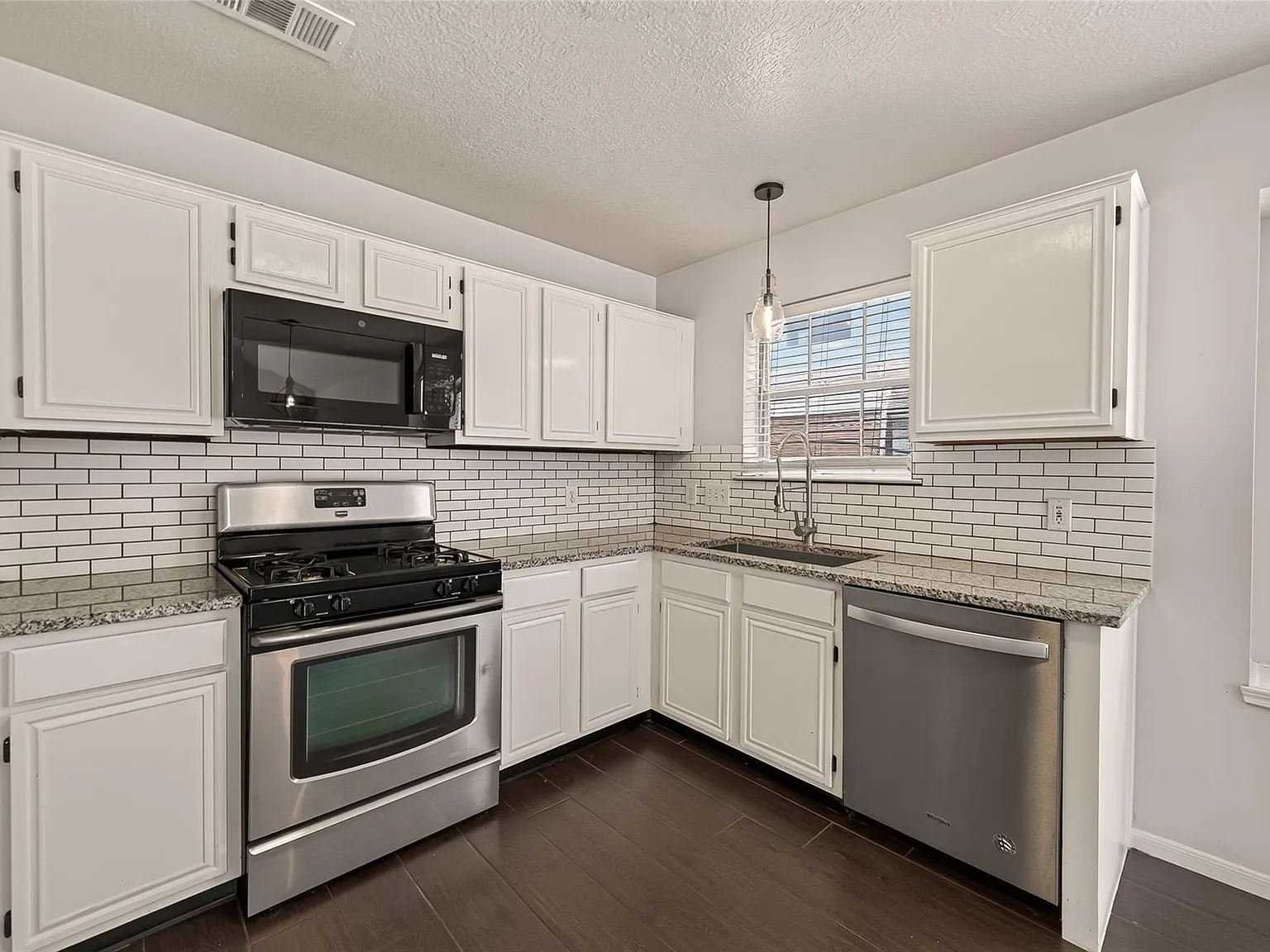 3 bed, 2.0 bath, 1998 sqft, $2,000 — Photo 4