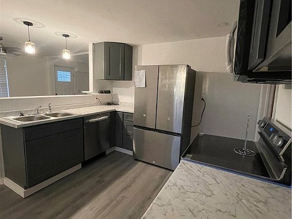 4th image of 452 W Main St