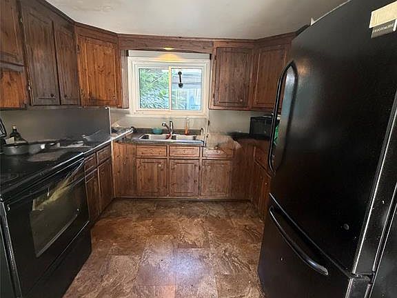 3rd image of 81 Robinson St
