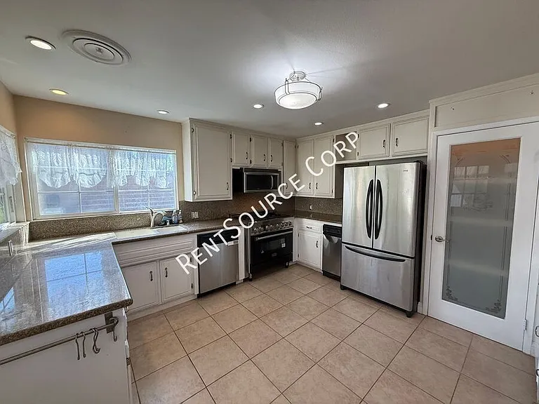 2522 Marcella St — Photo 9