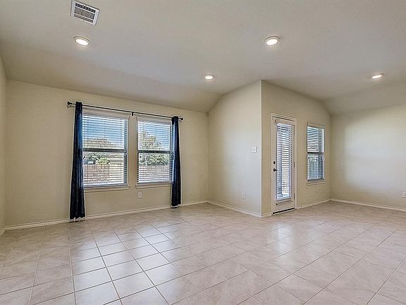 4th image of 1322 Meadow Creek Dr
