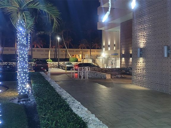 5th image of 2899 Collins Ave APT 606